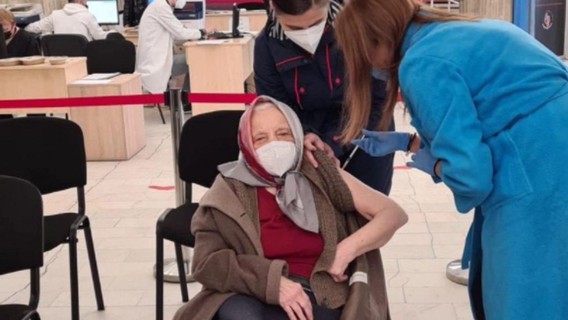 O femeie de 105 ani, din Bucureşti, s-a vaccinat cu a treia doză de vaccin: ,,E singura soluţie să scăpăm
