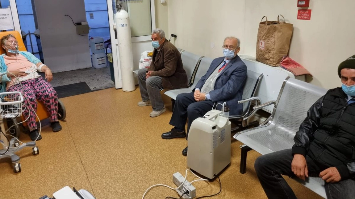 Situaţie dramatică la Spitalul Sf. Spiridon din Iaşi. Pacienţi infectaţi cu Covid-19 conectaţi la ventilatoare și tratați pe scaune. Locurile în saloane sunt ocupate