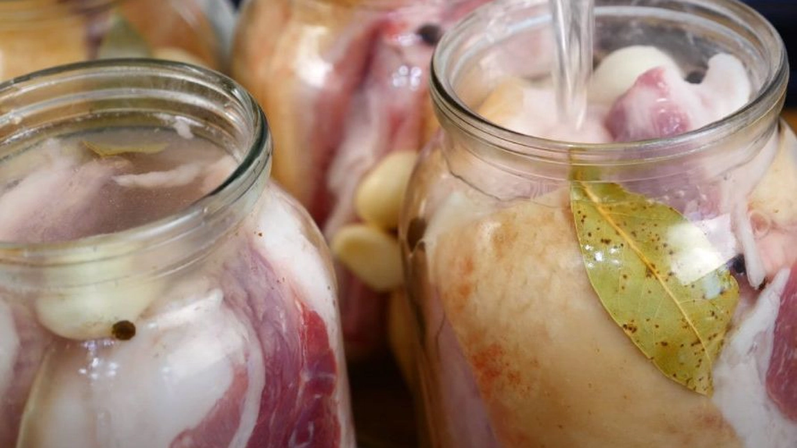 Piept de porc în saramură, un deliciu. Cum se prepară această rețetă rămasă de la bunici