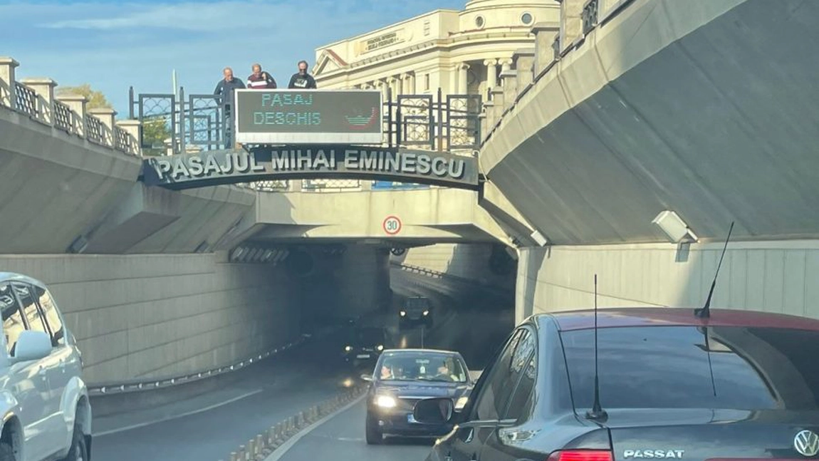 Ai greşit sensul, băiatul meu! Un şofer a intrat pe contrasens în Pasajul Mihai Eminescu din Iași  - FOTO