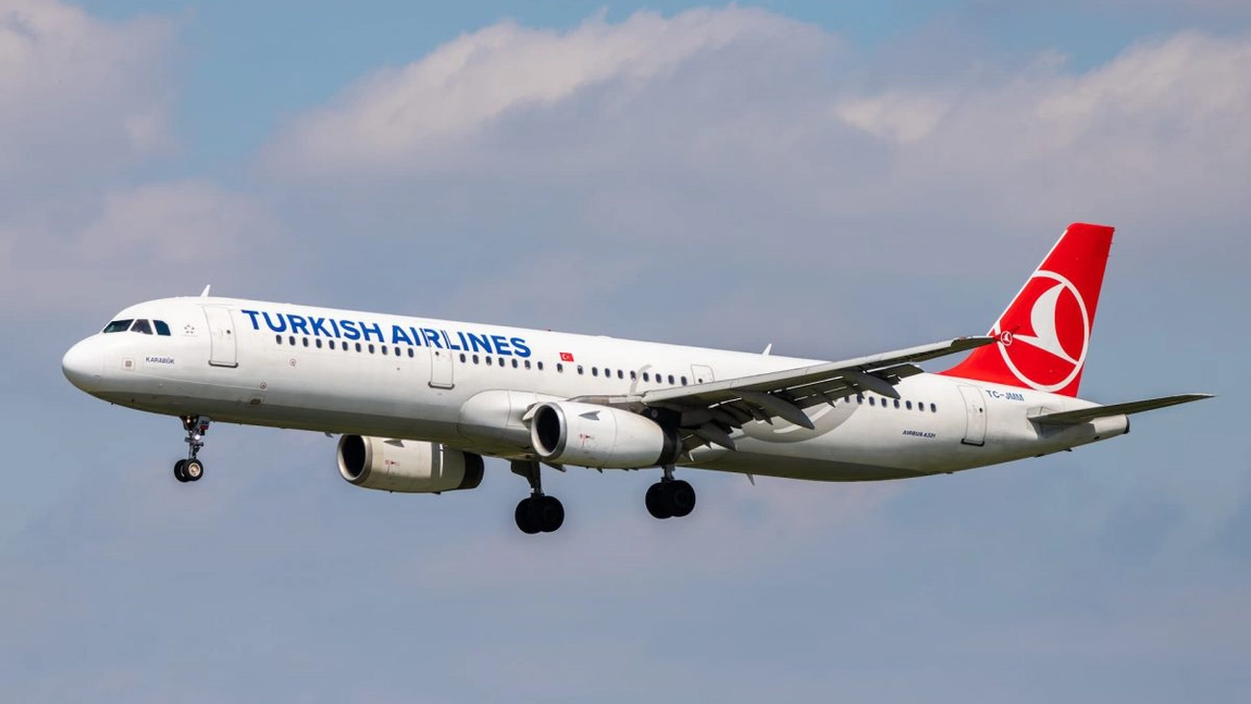 Un avion a aterizat de urgență pe Aeoportul Otopeni. Un pasager a fost luat cu Ambulanța