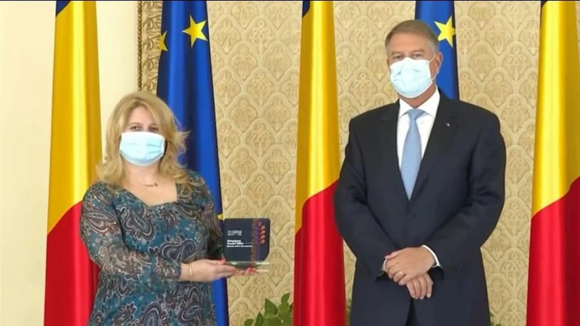 Adina Romanescu, directoarea Liceului Teoretic de Informatică „Grigore Moisil” Iași a fost decorată de președintele Klaus Iohannis cu premiul „Directorul anului 2021”! Cătălin Condrea a fost premiat pentru Inovare