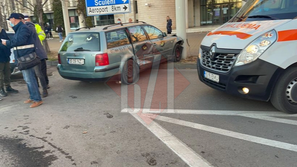 Impact devastator, pe o stradă din centrul Iașului! O mașină s-a izbit de un stâlp -GALERIE FOTO, VIDEO, UPDATE
