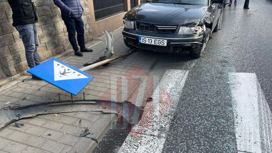 Accident rutier în Tătăraşi. Trei autoturisme au intrat în coliziune. Mai multe echipaje de intervenţie s-au deplasat la faţa locului - EXCLUSIV, FOTO, VIDEO, UPDATE