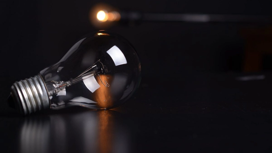 Factură la curent electric de 6.000 de lei pentru o lună, primită de un pensionar din Brașov. Până acum nu ar fi depășit 60 de lei lunar
