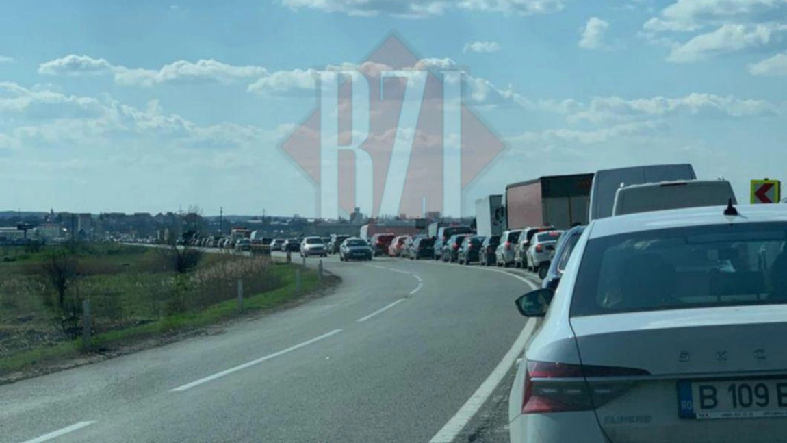 Bariera de la calea ferată din Podu Iloaiei, defectă! Șoferii nervoși au ieșit din mașini înjurând că trebuie să aștepte la cozi uriașe