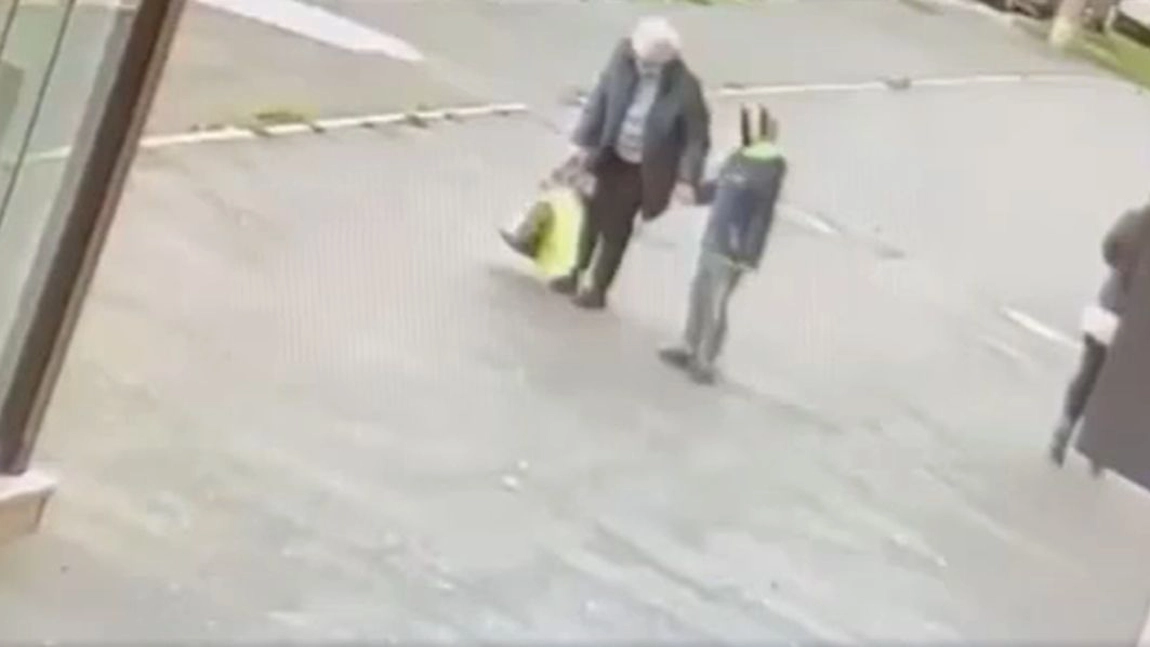 Primele imagini din ziua când tatăl vitreg ducea geamantanul cu trupul fetiței ucise din Arad. Fratele mai mic a asistat la incendiere - FOTO, VIDEO