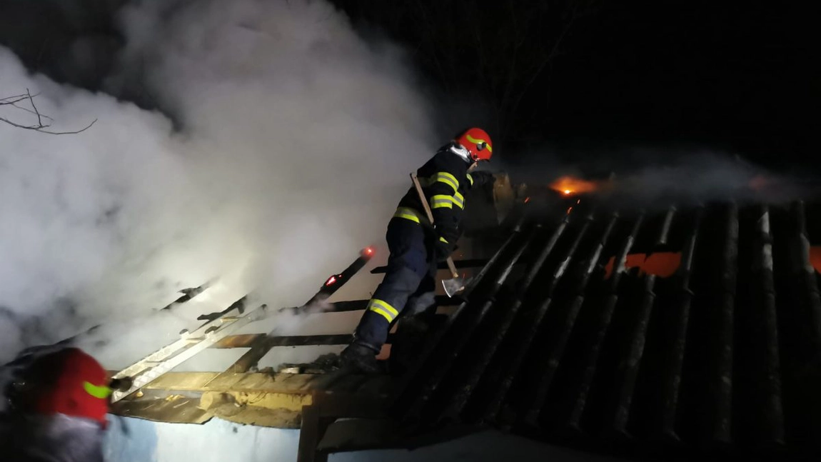 Incendiu în comuna Movileni din județul Iași. O casă a fost cuprinsă de flăcări - GALERIE FOTO