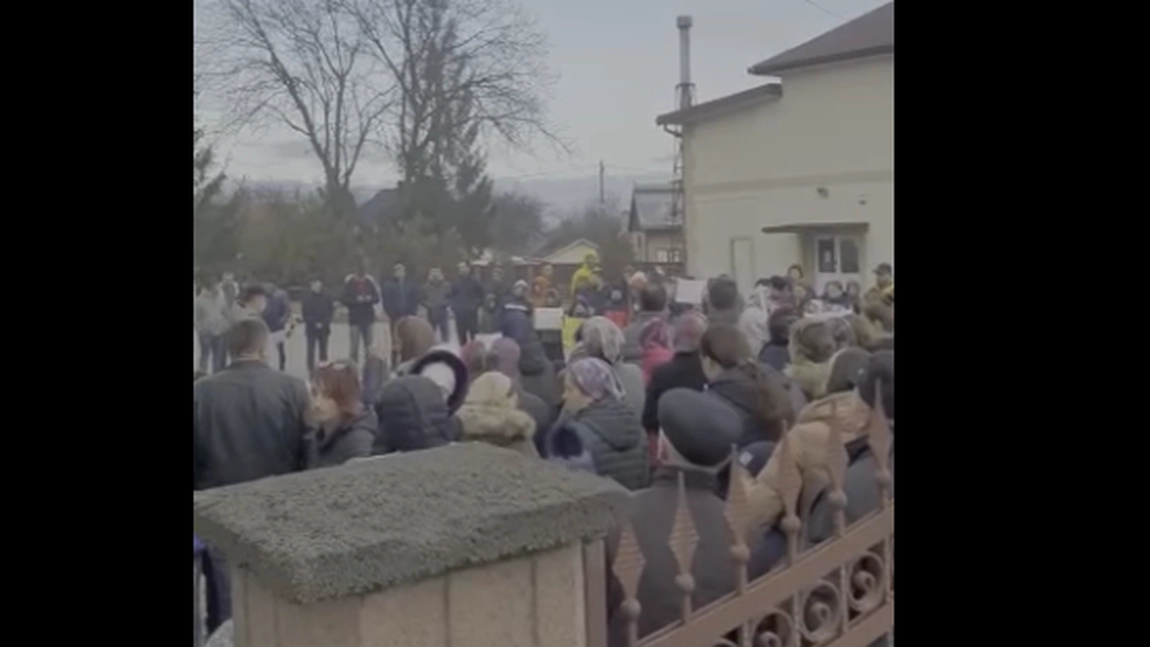 Protest într-o localitate din Suceava. Sute de elevi şi părinţi sunt nemulţumiţi de şcoala online - VIDEO