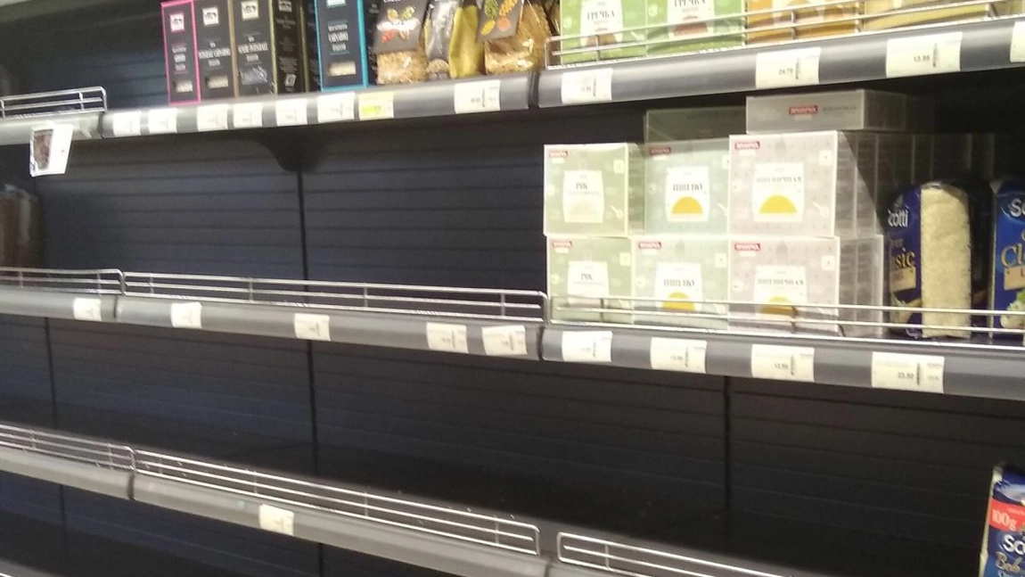 Magazinele din România, decizie radicală! Dispar zahărul, făina și uleiul de pe rafturi?