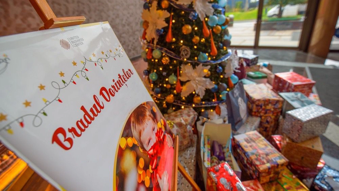 Angajații United Business Center au fost spiriduși pentru 130 de copii, care au trimis scrisori ce au ajuns în „Bradul Dorințelor”
