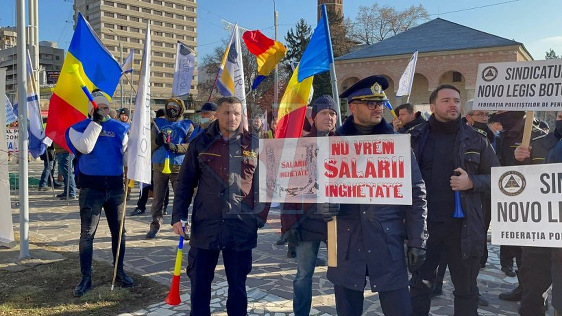 Proteste de amploare la Iași! Poliţiştii scandează, în fața Prefecturii, împotriva Guvernului Ciucă! Ce nemulţumiri au oamenii legii - FOTO