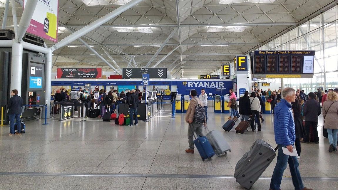 Peste 100 de români blocaţi pe un aeroport britanic după ce cursa le-a fost anulată