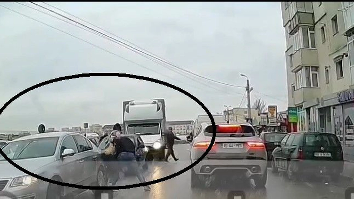 Bătaie între doi '' cocoși '' în trafic, în Iași! Cei doi șoferi s-au luat la trântă în mijlocul străzii - FOTO, VIDEO