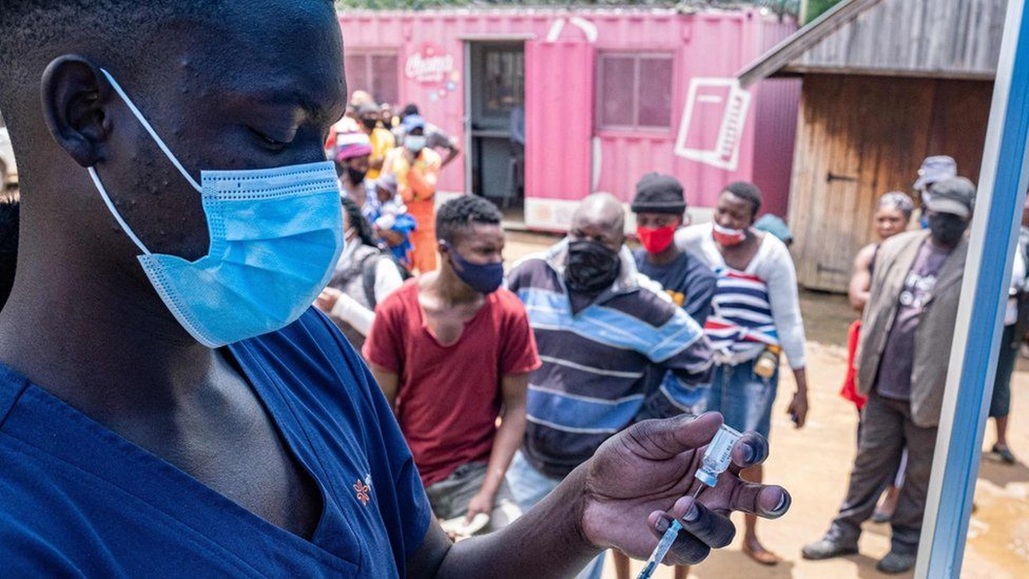 Organizația Mondială a Sănătății trage un semnal de alarmă şi spune că noua tulpină de COVID-19, Omicron, se răspândește la nivel global într-un ritm alert! Specialiştii susţin că nu au mai văzut așa ceva