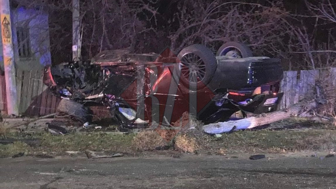 Un tânăr teribilist la volanul unui BMW a făcut prăpăd în această seară la Iaşi! A scăpat bolidul de sub control şi s-a răsturnat după ce a intrat într-un autoturism care circula regulamentar - EXCLUSIV, FOTO, UPDATE