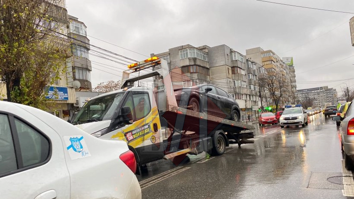 Accident rutier pe Sf. Lazăr. Două autoturisme s-au izbit, după ce unul dintre şoferi nu a acordat prioritate - EXCLUSIV, FOTO