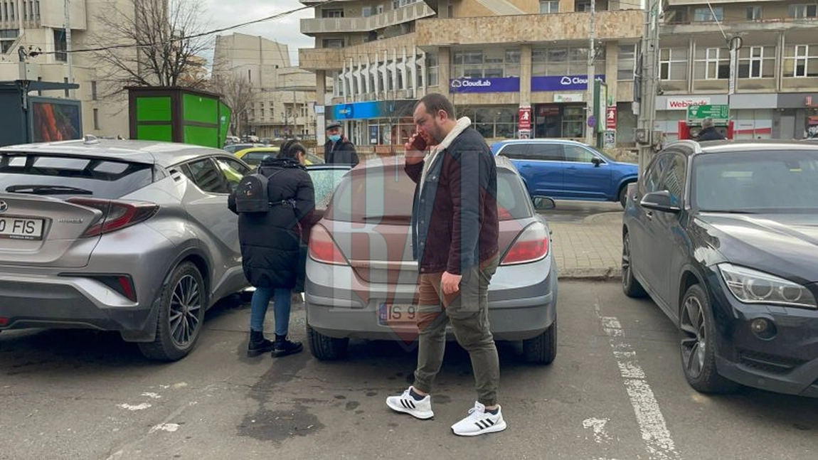 Incident în municipiul Iaşi. Un copil a rămas blocat în maşină. Părinţii au sunat de urgenţă la 112 - EXCLUSIV, FOTO, VIDEO