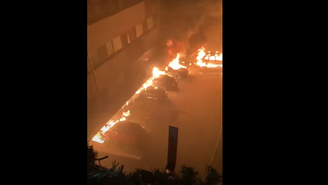 Parcarea subterană a blocului din Constanța nu avea autorizaţie ISU. 37 de maşini au fost cuprinse de flăcări. Imaginile infernului, surprinse de locatari - GALERIE FOTO, VIDEO