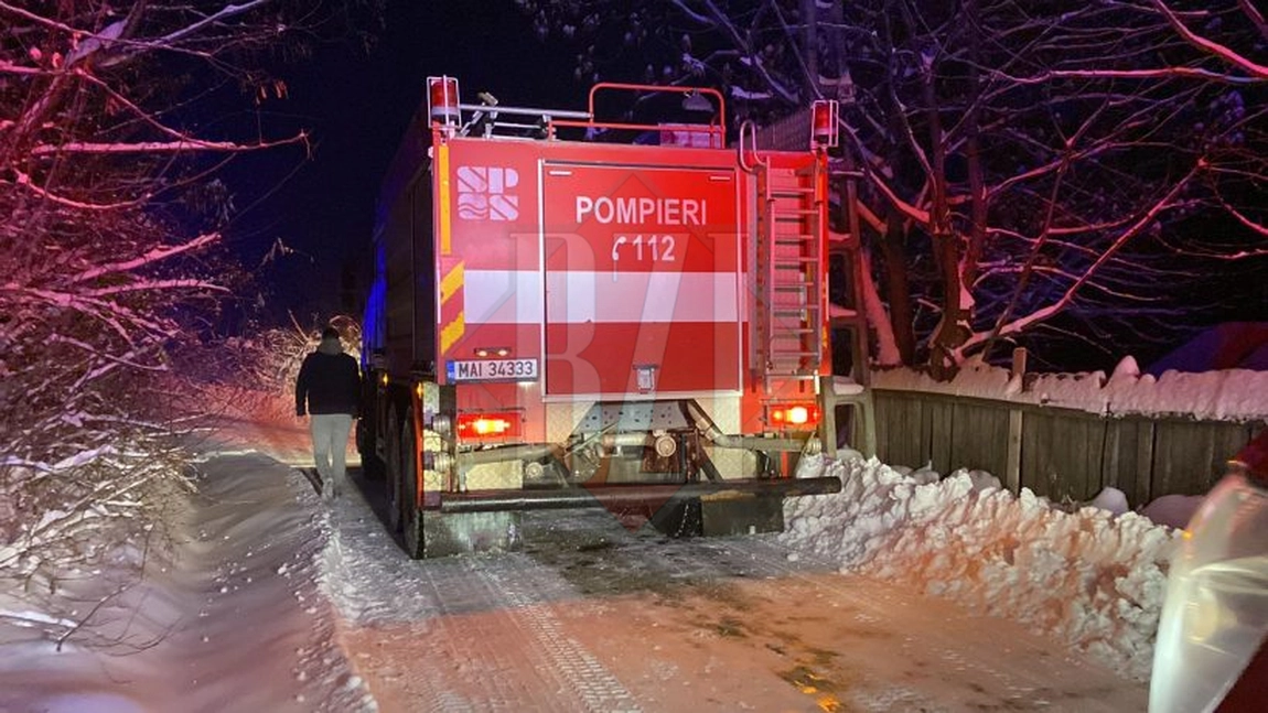 O persoană a decedat în urma izbucnirii unui incendiu, în localitatea Mogoşeşti. Mai multe echipaje de pompieri intervin în forţă - EXCLUSIV, FOTO, UPDATE, VIDEO