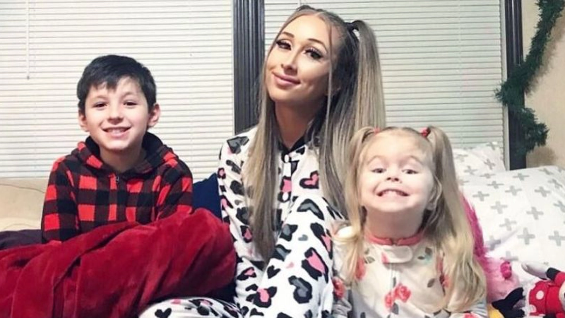 Băiat de 7 ani pus de mama lui să facă diverse treburi gospodărești. Motivul pentru care face asta e de toată lauda