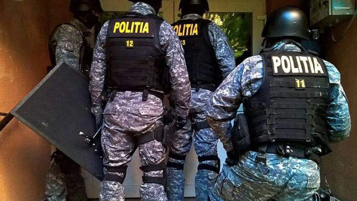 10 percheziții în Iași, Botoșani și București la mai multe persoane bănuite de comercializarea unor tablouri cu semnături false