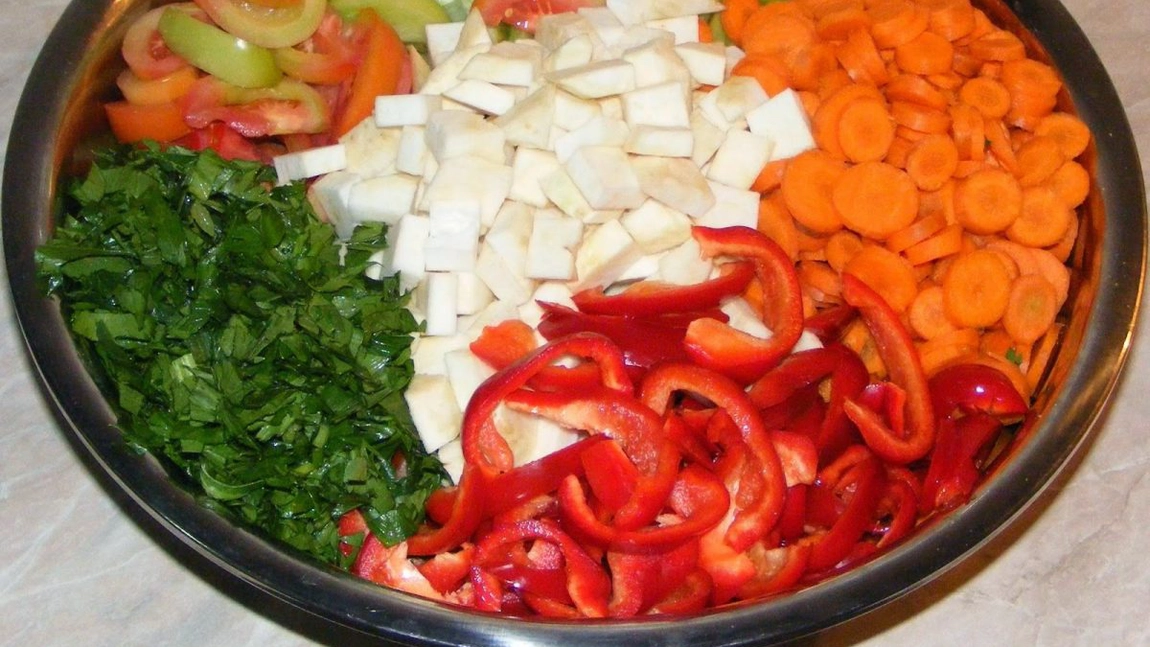 Murături asortate tăiate mărunt: Un deliciu pentru mesele de Sărăbători