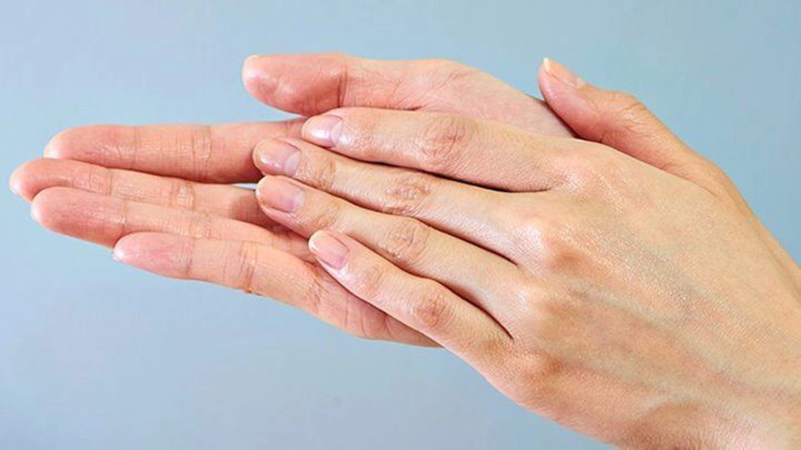De ce îmi transpiră palmele? Iată care sunt cauzele hiperhidrozei palmare și cum poate fi tratată
