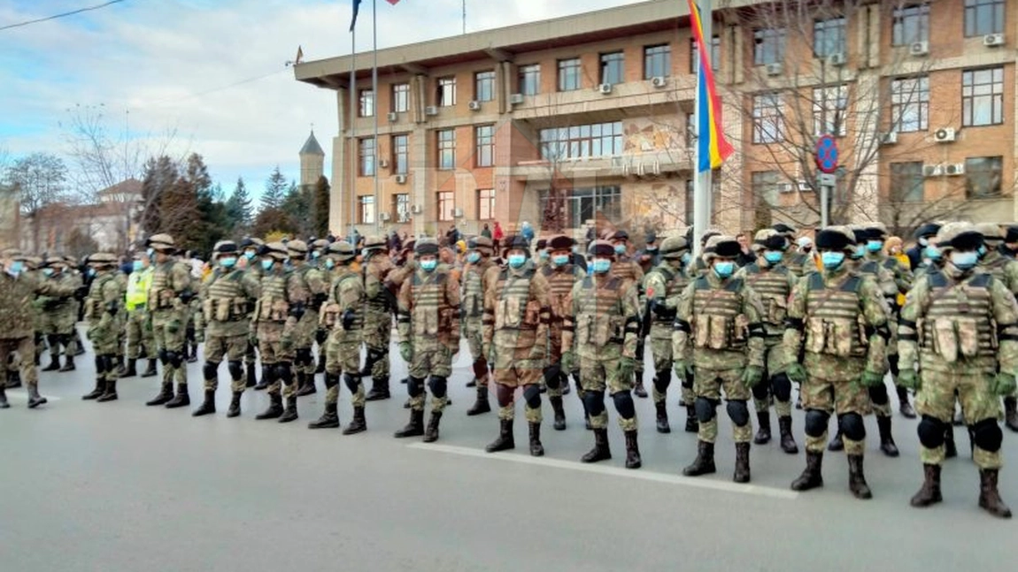Manifestări de Ziua Națională a României, lângă Palatul Culturii din Iași! Scurtă defilare a militarilor - GALERIE FOTO, UPDATE, LIVE VIDEO