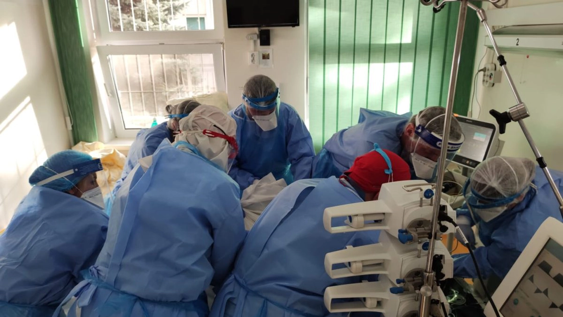 Un bărbat în vârsta de 53 de ani a ajuns pe masa de operație după ce partenera în vârsta de 22 de ani l-a mușcat de organul genital