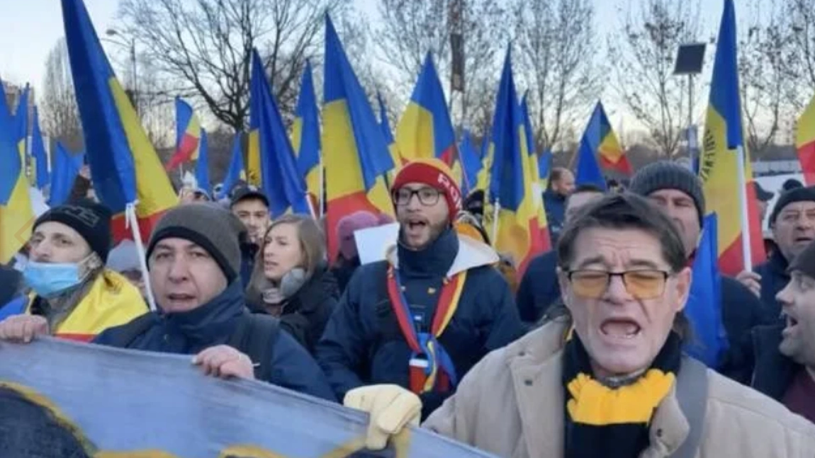 Scandal între protestatari şi jandarmi, la Palatul Parlamentului. George Simion, preşedintele AUR, cheamă oamenii să li se alăture - VIDEO