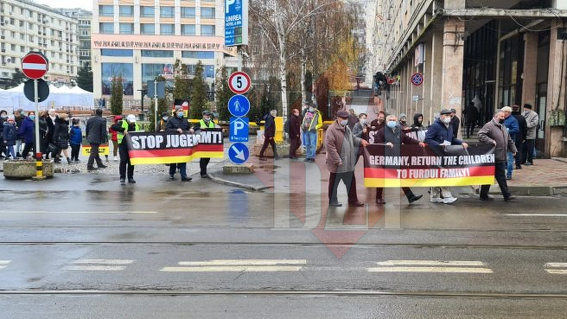 Protest la Iaşi pentru susţinerea familiei Furdui! Autorităţile din Germania i-au lăsat fără cei 7 copii -FOTO, VIDEO