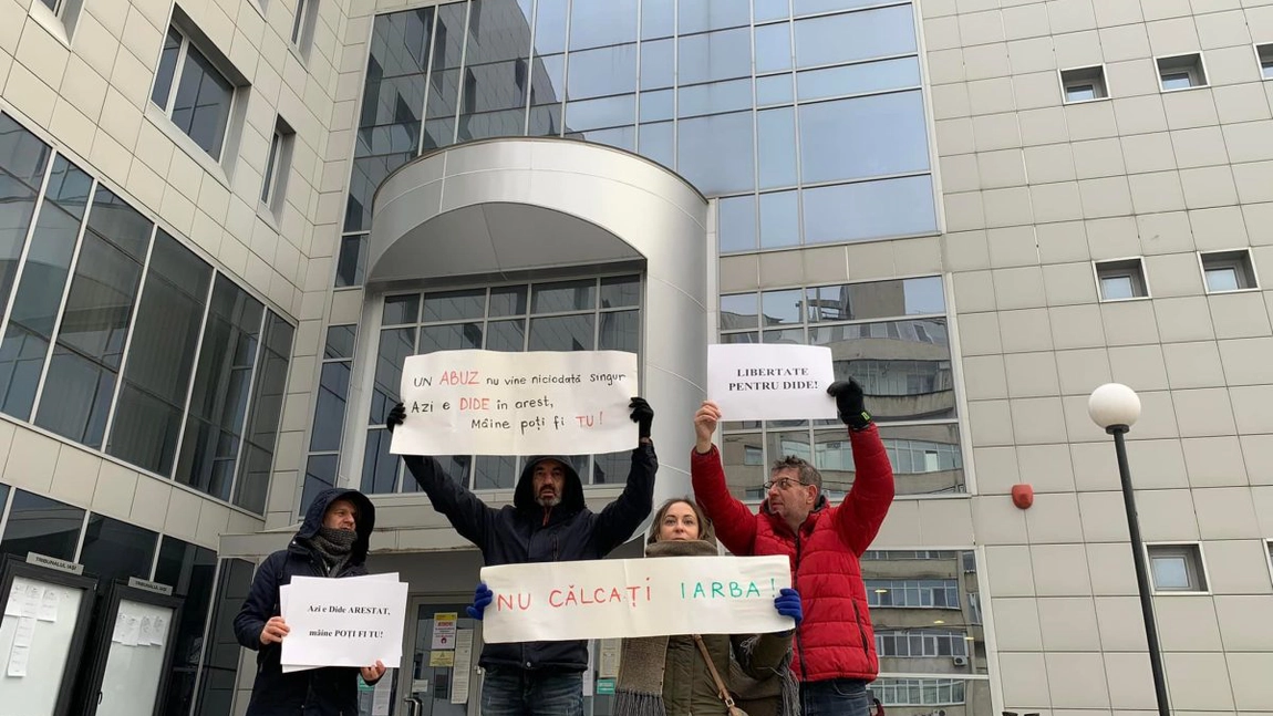 Protest în fața Palatului de Justiție din Iași. Mai multe persoane cer liberarea lui Cristian Dide. UPDATE: Activistul, pus sub control judiciar - FOTO, VIDEO