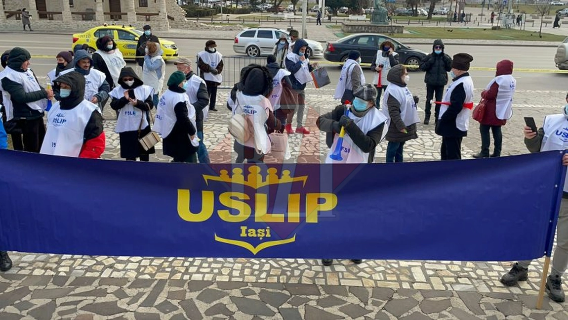 Cadrele didactice din învăţământul preuniversitar protestează în fața Prefecturii Iași. Ce nemulţumiri au - GALERIE FOTO, VIDEO