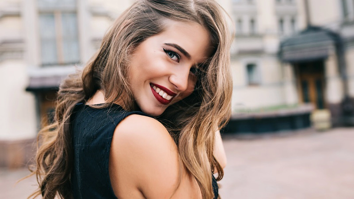 Viata femeilor se schimba complet dupa ce devin modele la un studio de videochat!