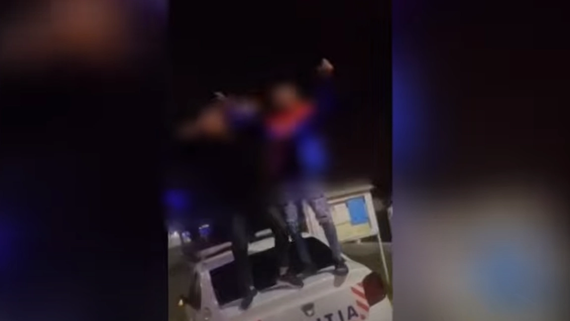 Doi tineri din Focşani s-au urcat pe o maşină de Poliţie. Dosar penal după ce agenţii au văzut imaginile de pe internet - VIDEO