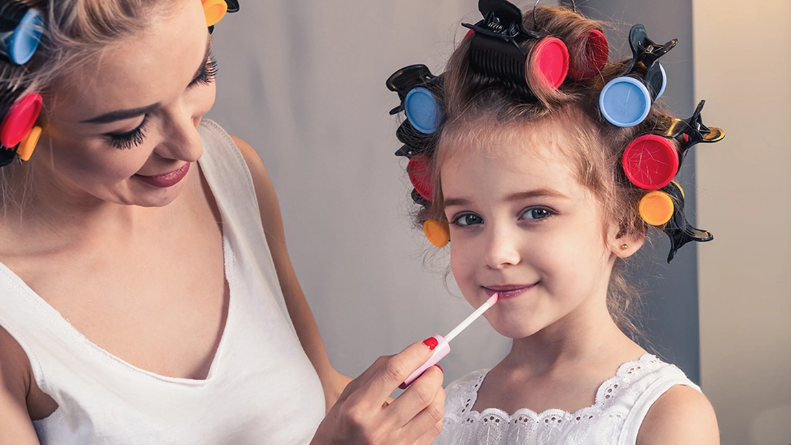 Ce trebuie să știi înainte să cumperi o trusă de machiaj pentru copii bio. Unele produse cosmetice conțin ingrediente toxice