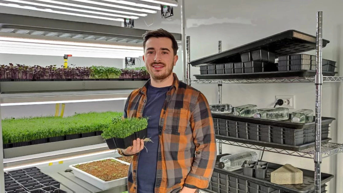 El este tânărul ieșean care a dat lovitura cu o afacere inedită! A investit o sumă modică iar acum produce microplante căutate de multe persoane
