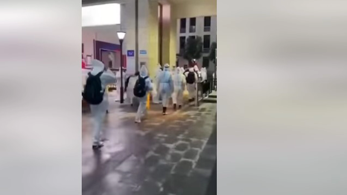 Măsuri draconice în China din cauza apariției Omicron! Elevii poartă combinezoane în școli - VIDEO