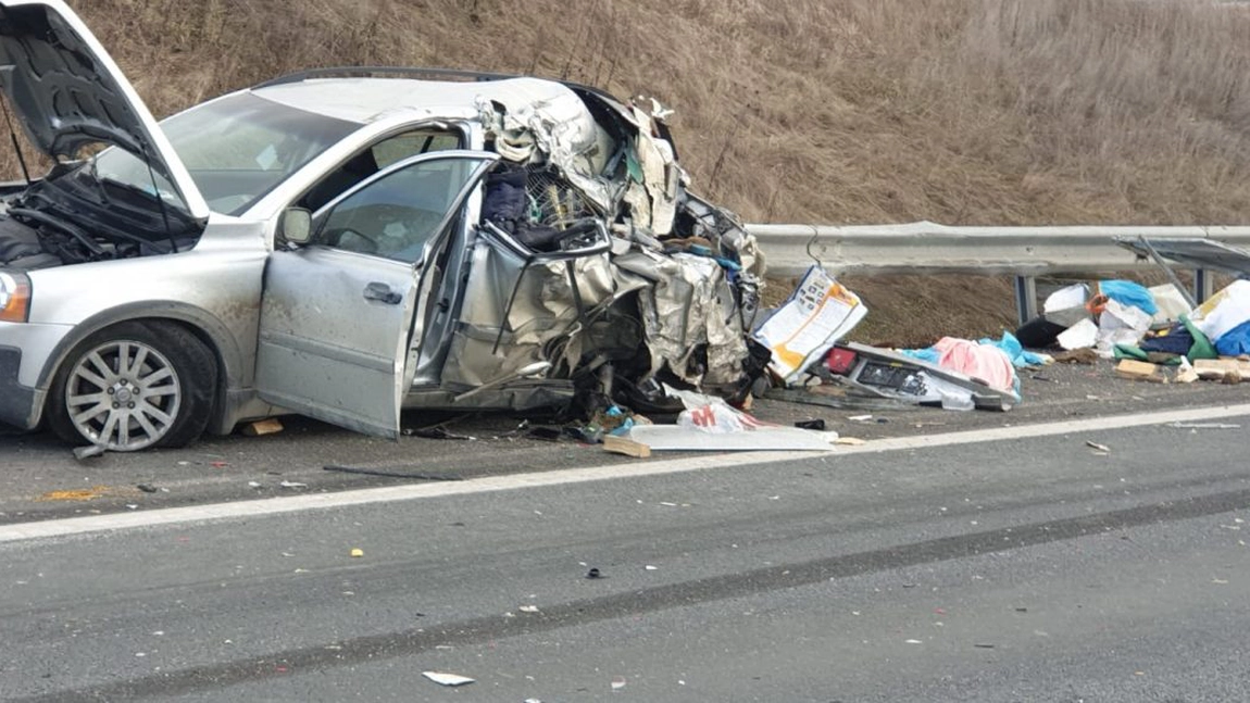 Grav accident pe A1. Mașină oprită pentru că unui pasager îi era rău, izbită de un TIR - UPDATE