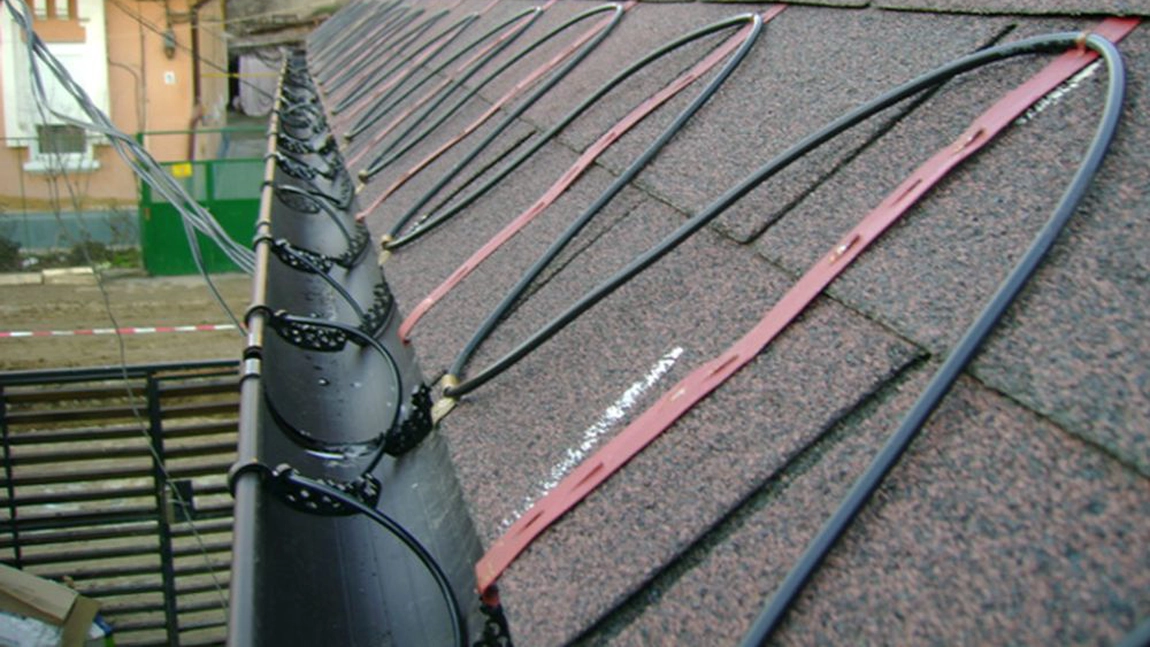 Misiune a pompierilor din Iaşi. Mai multe bucăţi de tablă, degajate de la acoperişul unui bloc din Nicolina