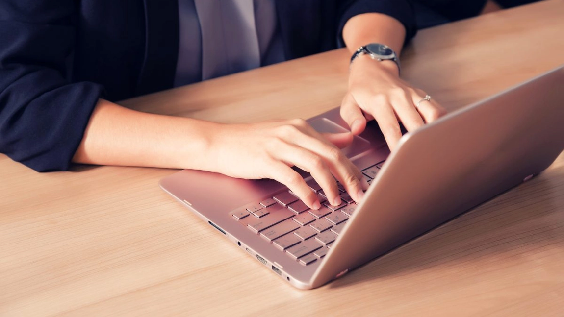 Noile MacBook-uri Apple au ajuns în România
