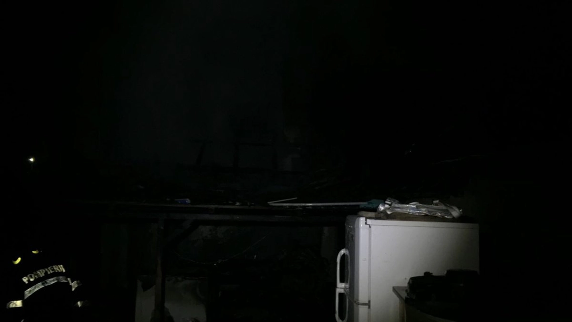 Explozie urmată de un incendiu în municipiul Bacău. Flăcările au cuprins acoperișul unei case și cinci persoane au suferit arsuri