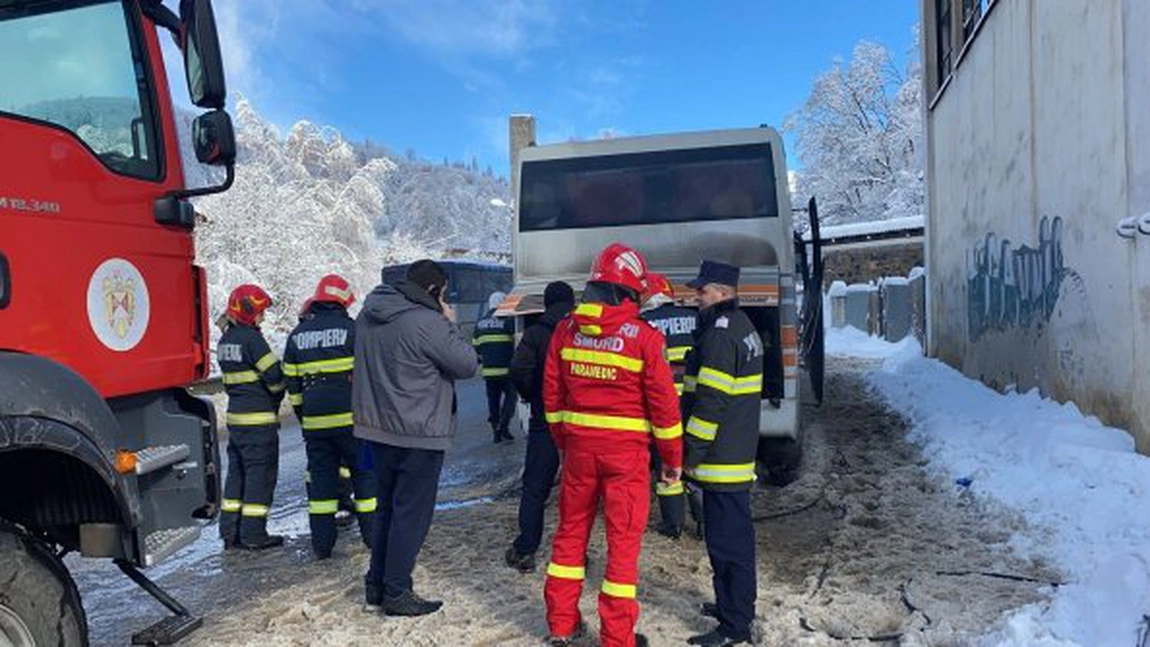 Incendiu într-un autocar plin cu copii! Pompierii și localnicii au intervenit imediat pentru stingerea focului