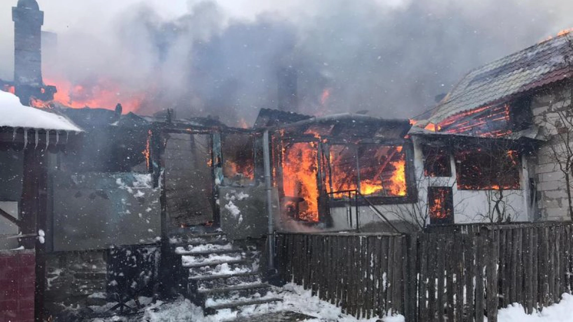 Incendiu de proporții, în județul Harghita. 19 oameni au rămas fără un acoperiș deasupra capului, în plină iarnă