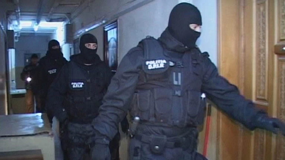 Părinții unui polițist dat afară din sistem sunt patronii salonului de masaj Mon Amour Iași în care se practica prostituția - EXCLUSIV