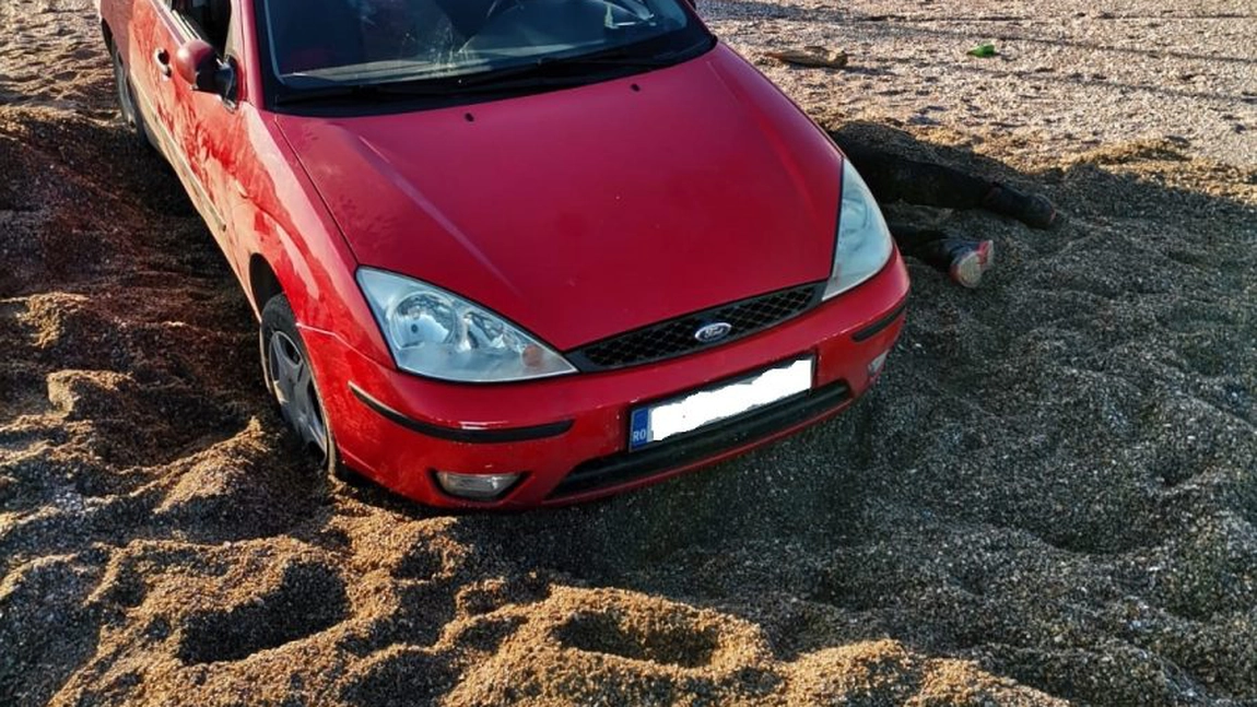 Un șofer a fost amendat cu 10.000 de lei, după ce a rămas blocat cu mașina pe plajă în Constanța - FOTO