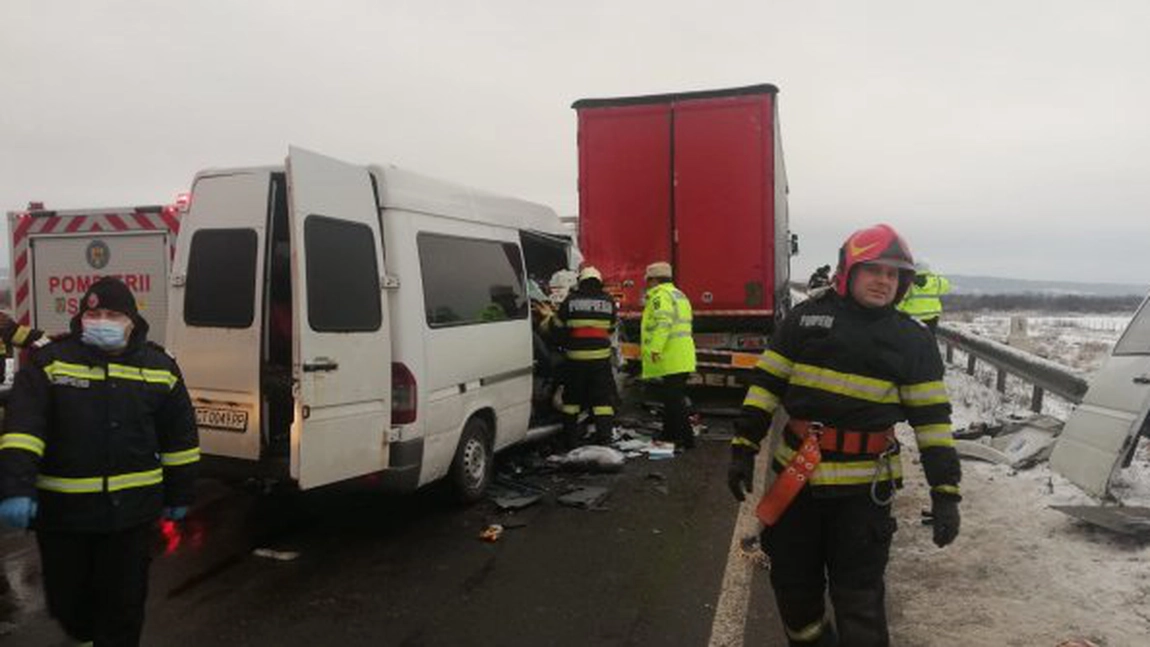 Accident grav în Caransebeș! O persoană a murit și alte șase au ajuns la spital după impactul unui microbuz cu un TIR