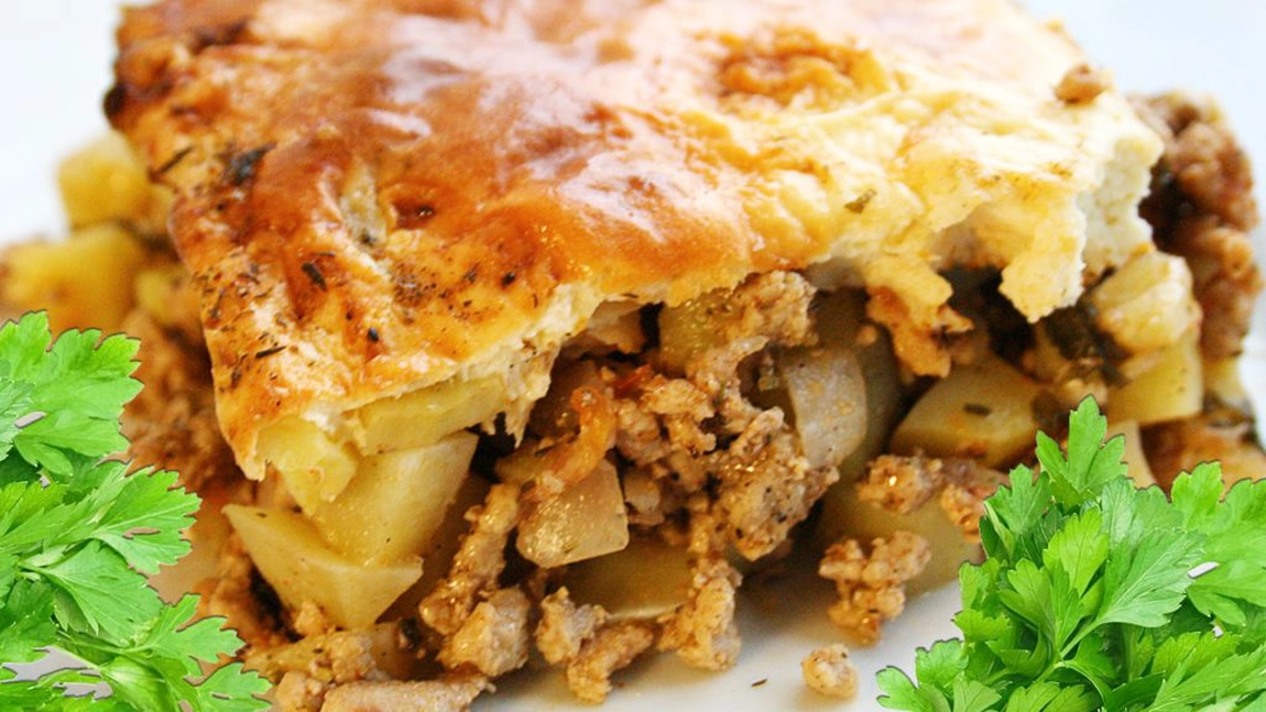 Cea mai gustoasă musaca de cartofi cu carne tocată și smântână