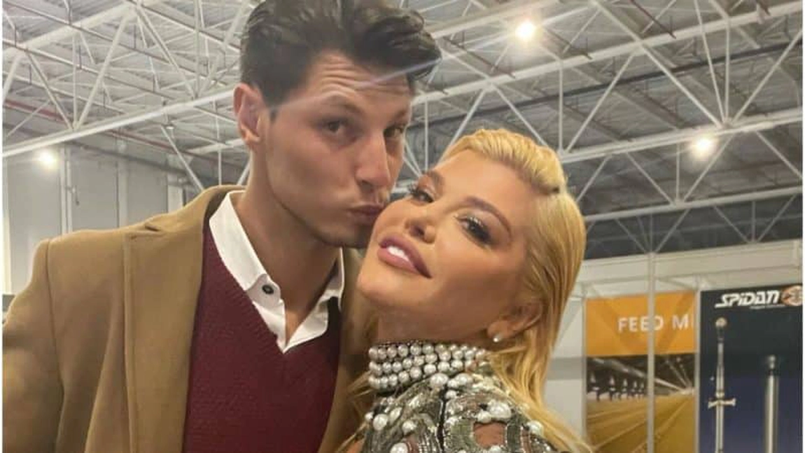 Prima reacție a iubitei lui Nick Casciaro, după ce cântărețul a fost 